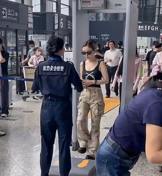 42歲李小璐穿低胸秀身材,離開賈乃亮四年後,繼續做回美少女?