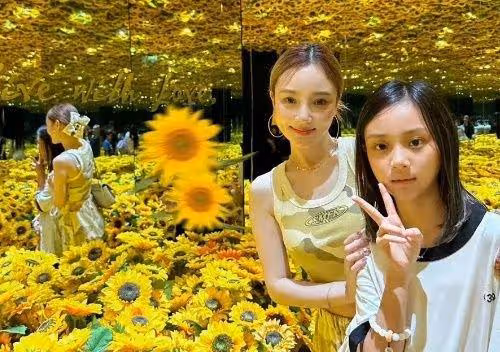 42歲李小璐穿低胸秀身材,離開賈乃亮四年後,繼續做回美少女?