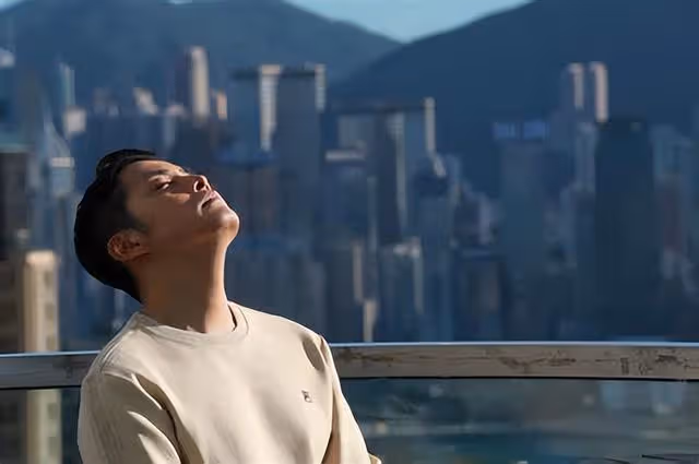 北上發展不易!TVB男星曝曾10個月無工開,更只能睡在朋友家沙發