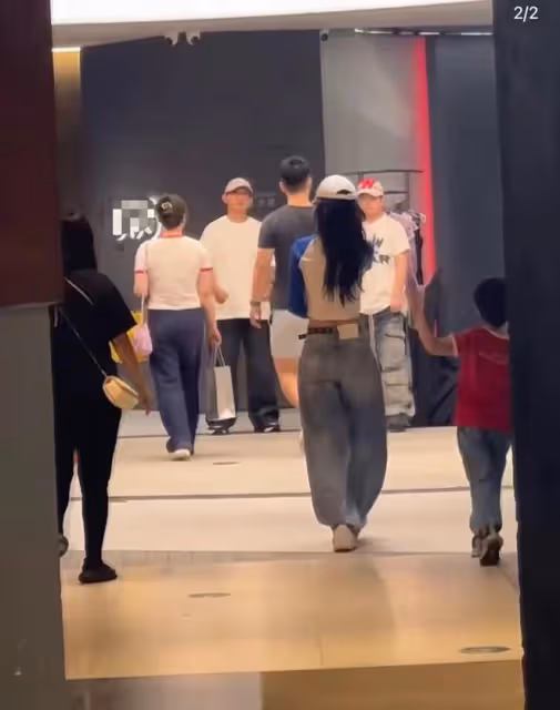 楊穎國外穿比基尼驚艷!膚白腰細不似孩子媽,小海綿正臉被曝像爸