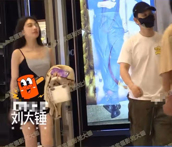 楊穎國外穿比基尼驚艷!膚白腰細不似孩子媽,小海綿正臉被曝像爸