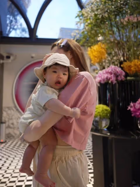 程曉玥慶祝女兒出生100天,分享母女合影,孩子五官秀氣長開了