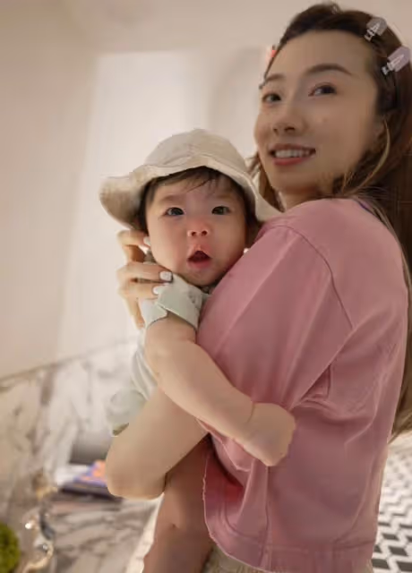 程曉玥慶祝女兒出生100天,分享母女合影,孩子五官秀氣長開了