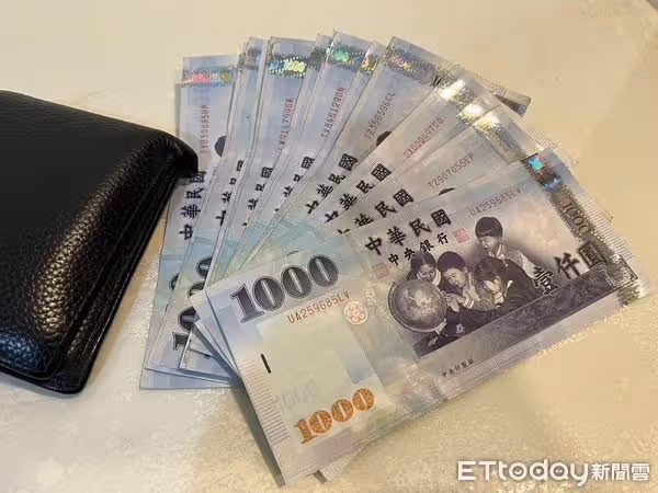 薪水上繳12年!媽媽掛保證「幫存266萬」:以後會感謝我,結婚前歸還「一查餘額」嚇哭了