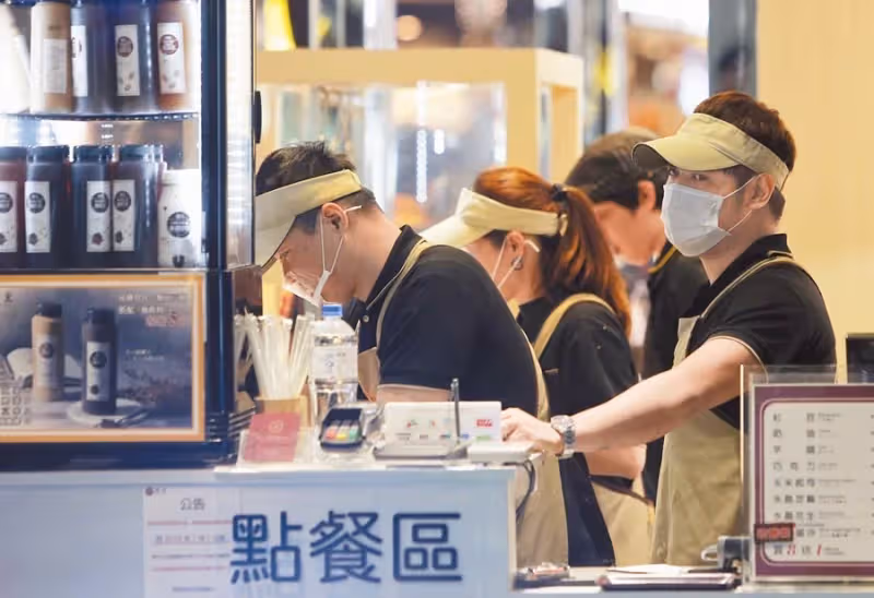 薪水上繳12年!媽媽掛保證「幫存266萬」:以後會感謝我,結婚前歸還「一查餘額」嚇哭了