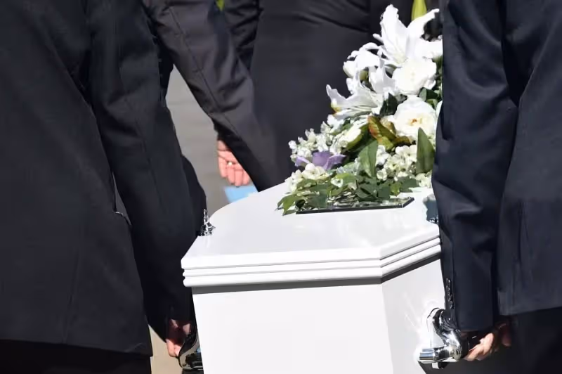 丈夫車禍亡,結果喪禮結束,大姑跑來問保險金下來了嗎?她想拿一半,被拒後竟在百日祭拜酸「我是最幸運的未亡人…」