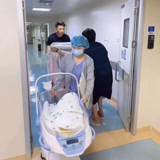 只看寶寶一眼!兒媳生完剛被推出來「婆婆心急奔過去」「遞上手中東西」網看哭:懂得將心比心