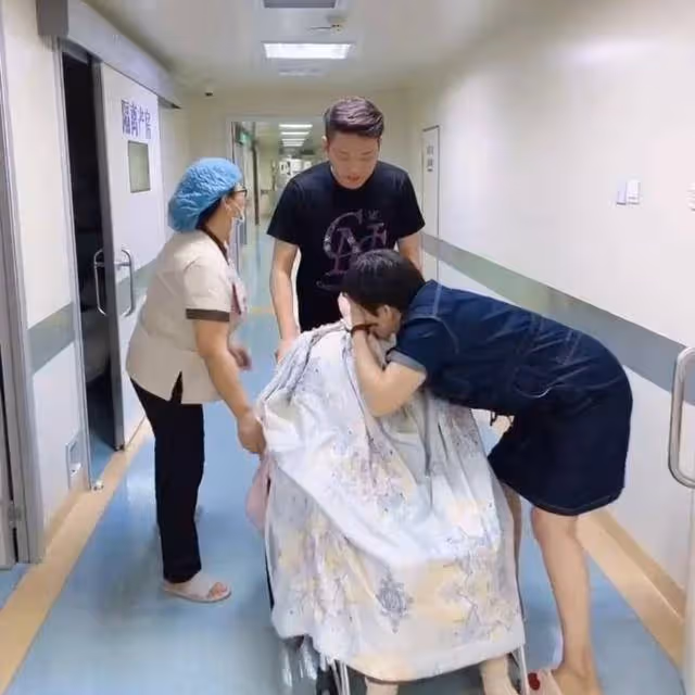 只看寶寶一眼!兒媳生完剛被推出來「婆婆心急奔過去」「遞上手中東西」網看哭:懂得將心比心