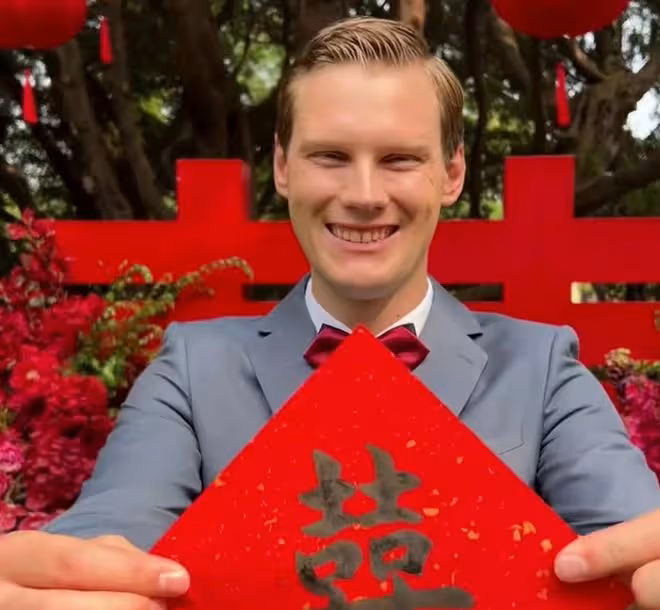 網紅老外克里斯大婚!中國新娘給挪威公婆跪地敬茶,對方回贈紅包