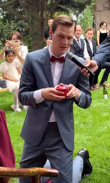 網紅老外克里斯大婚!中國新娘給挪威公婆跪地敬茶,對方回贈紅包