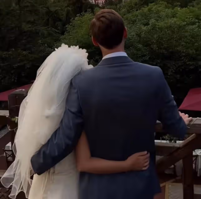 網紅老外克里斯大婚!中國新娘給挪威公婆跪地敬茶,對方回贈紅包
