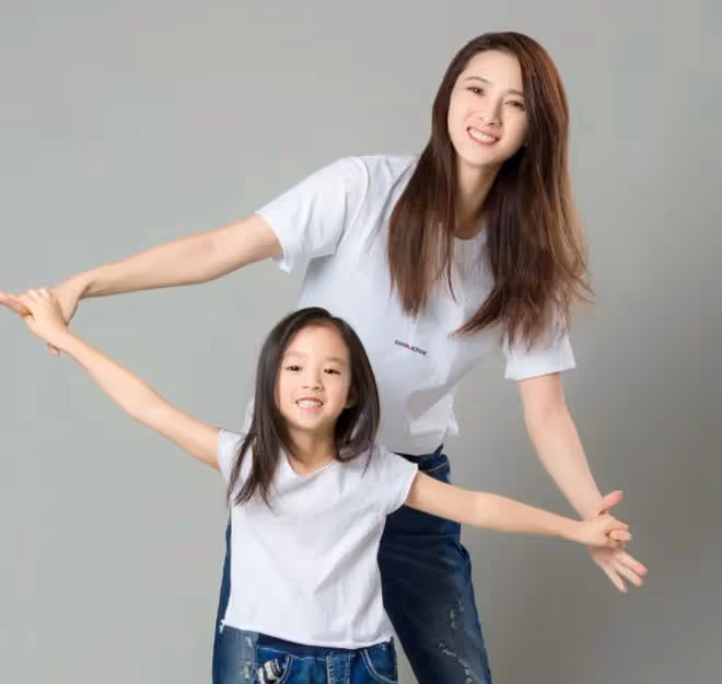 隋俊波攜女到瑞士過暑假!女兒罕曝光五官精緻,高顏值像極了媽媽