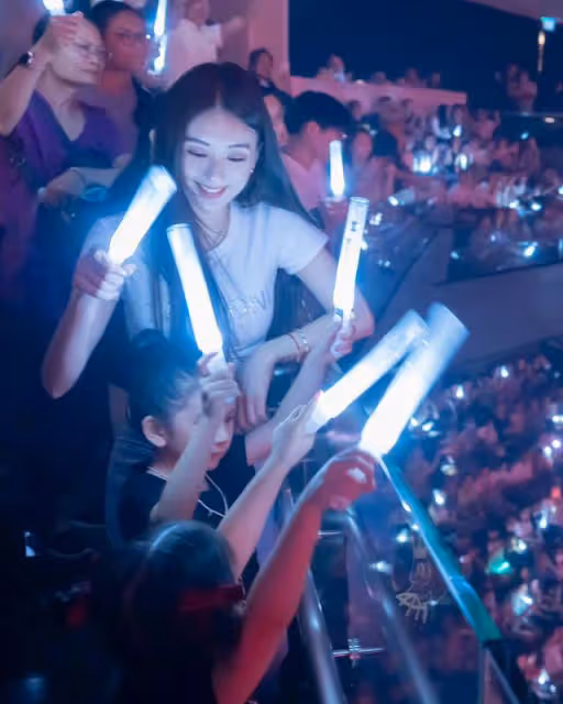 郭富城給兩個女兒派發VIP門票,大女兒側臉像楊冪小時候