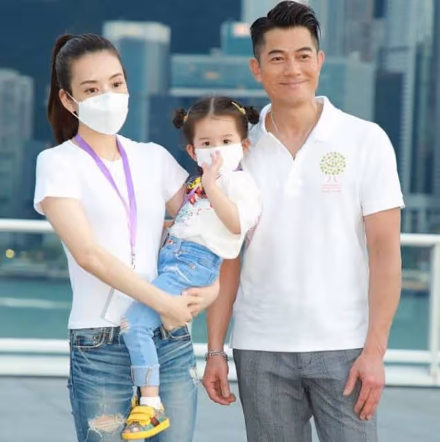 郭富城給兩個女兒派發VIP門票,大女兒側臉像楊冪小時候
