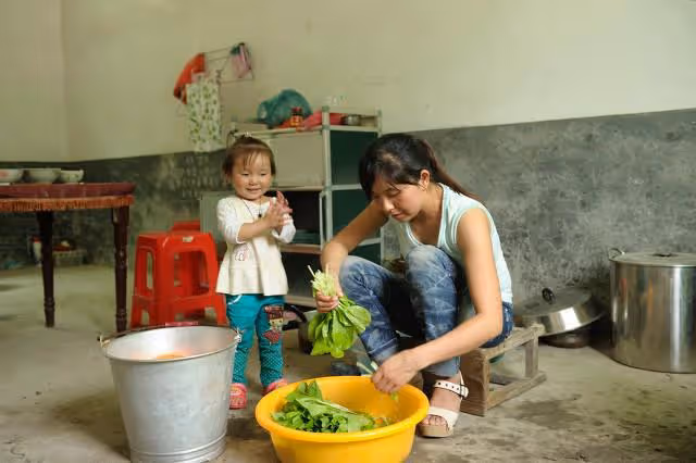 河南農村5旬大媽自己掙錢自己花，一分不給兩兒子，聽她說因為啥