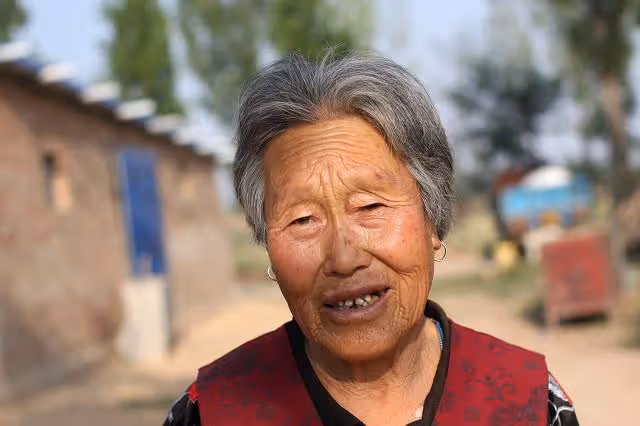 河南6旬老夫妻種10畝地養20隻羊，一月只花100元，只為給兒子買房