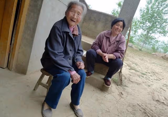 河南6旬老夫妻種10畝地養20隻羊，一月只花100元，只為給兒子買房