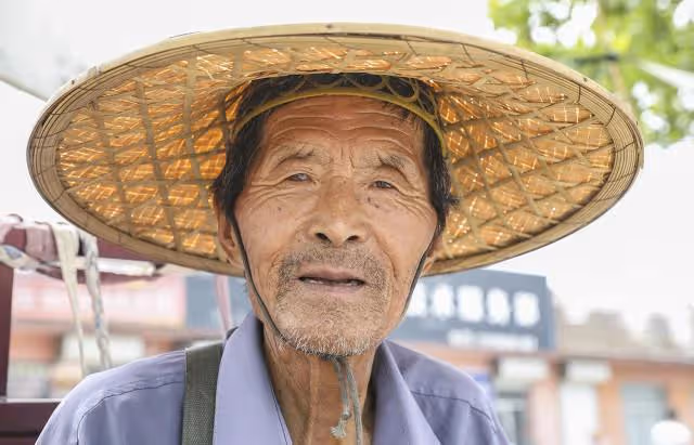 河南7旬大爺嗜酒40年，喝醉就打罵老伴，3個兒子要把他送養老院