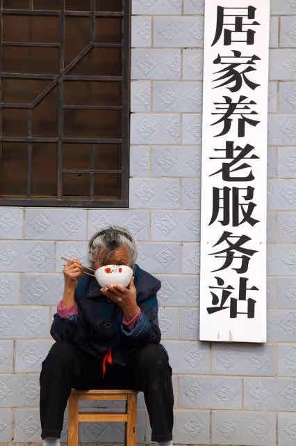 河南7旬大爺嗜酒40年，喝醉就打罵老伴，3個兒子要把他送養老院