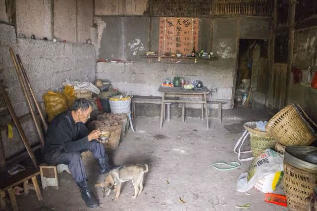 河南6旬喪偶老伯自己掙錢自己花,一分不給兩兒子,聽他說因為啥