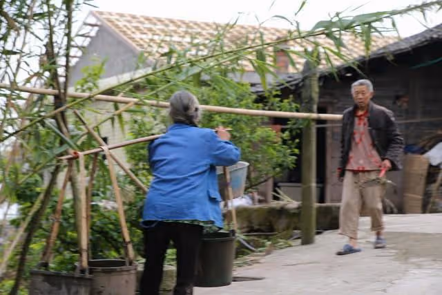 河南6旬喪偶老伯自己掙錢自己花,一分不給兩兒子,聽他說因為啥