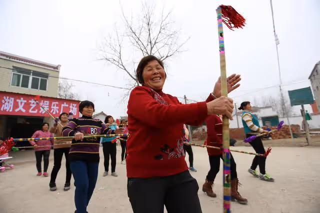河南6旬喪偶老伯自己掙錢自己花,一分不給兩兒子,聽他說因為啥