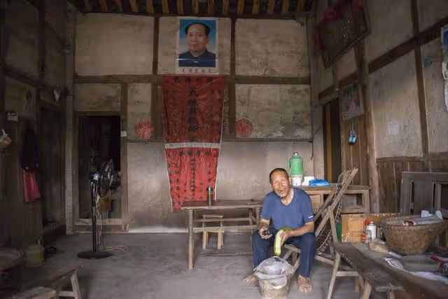 河南6旬喪偶老伯自己掙錢自己花,一分不給兩兒子,聽他說因為啥