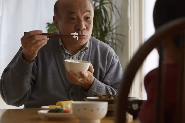 河南5旬喪偶大嬸在城裡當了2年保姆,現僱主大爺要娶她,聽她咋說