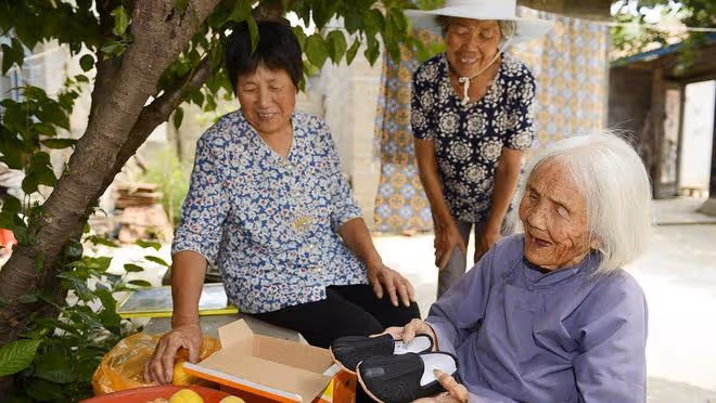 河南98歲長壽奶奶,性格耿直脾氣暴躁,愛管閒事,飲食習慣有意思