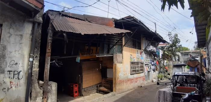 「爸爸不餓」…單親父「買炸雞給2女兒吃」寧願自己挨餓 速食店決定「出手改變他的生活」結局好暖