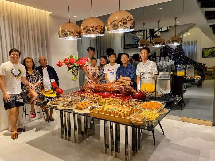 「爸爸不餓」…單親父「買炸雞給2女兒吃」寧願自己挨餓 速食店決定「出手改變他的生活」結局好暖
