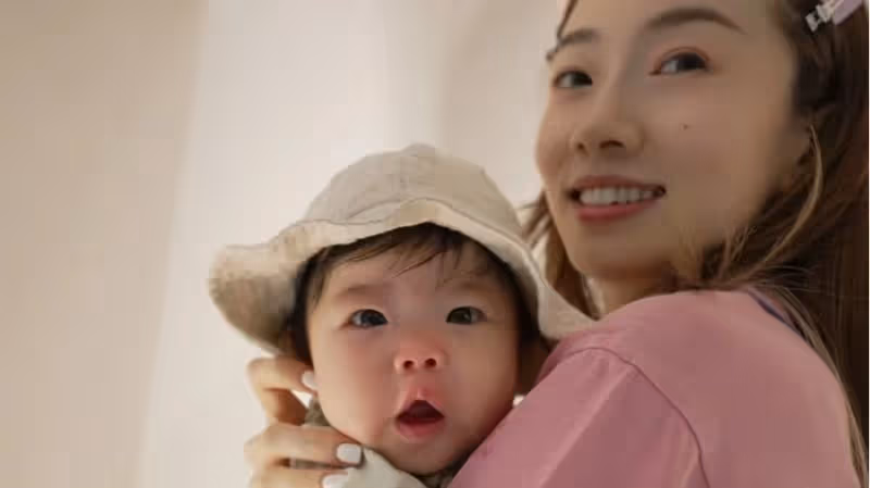 鄭愷前任程曉玥慶祝女兒百日，分享母女合影，孩子五官秀氣長開了