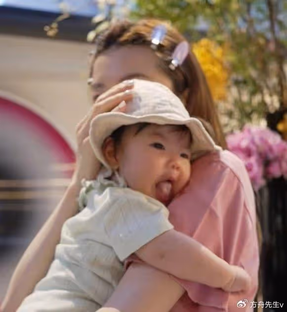 鄭愷前任程曉玥慶祝女兒百日,分享母女合影,孩子五官秀氣長開了
