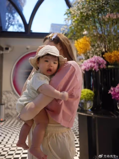 鄭愷前任程曉玥慶祝女兒百日,分享母女合影,孩子五官秀氣長開了