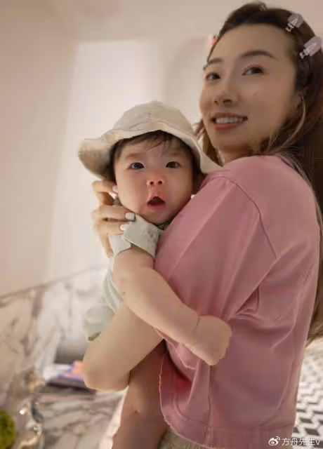 鄭愷前任程曉玥慶祝女兒百日,分享母女合影,孩子五官秀氣長開了