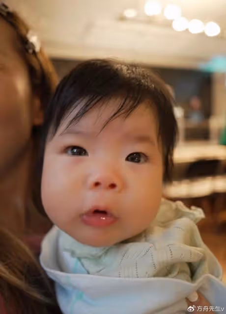 鄭愷前任程曉玥慶祝女兒百日,分享母女合影,孩子五官秀氣長開了
