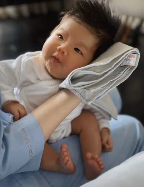 鄭愷前任程曉玥慶祝女兒百日,分享母女合影,孩子五官秀氣長開了