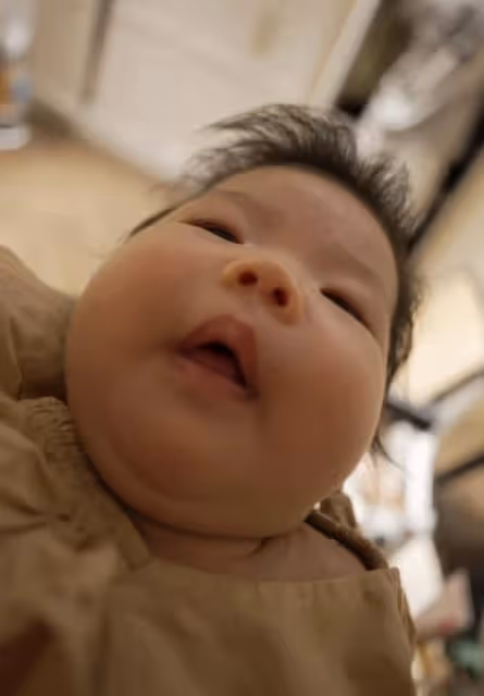 鄭愷前任程曉玥慶祝女兒百日,分享母女合影,孩子五官秀氣長開了