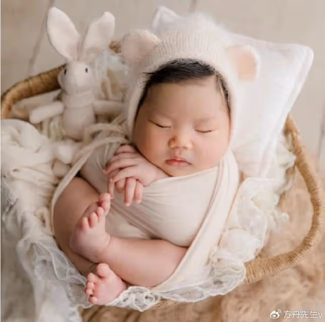 鄭愷前任程曉玥慶祝女兒百日,分享母女合影,孩子五官秀氣長開了
