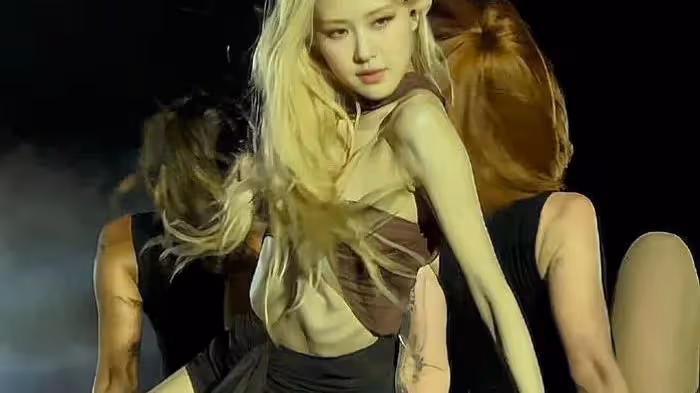 舞台上的BLACKPINK Rosé，肋骨明顯太瘦了，曬出近況卻時尚又健康