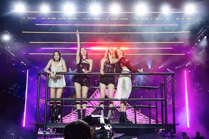 舞台上的BLACKPINK Rosé,肋骨明顯太瘦了,曬出近況卻時尚又健康