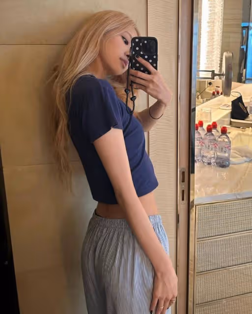 舞台上的BLACKPINK Rosé,肋骨明顯太瘦了,曬出近況卻時尚又健康