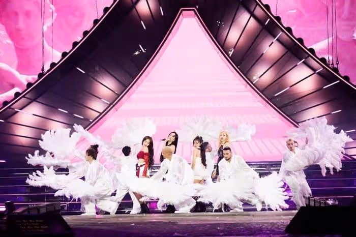 舞台上的BLACKPINK Rosé,肋骨明顯太瘦了,曬出近況卻時尚又健康