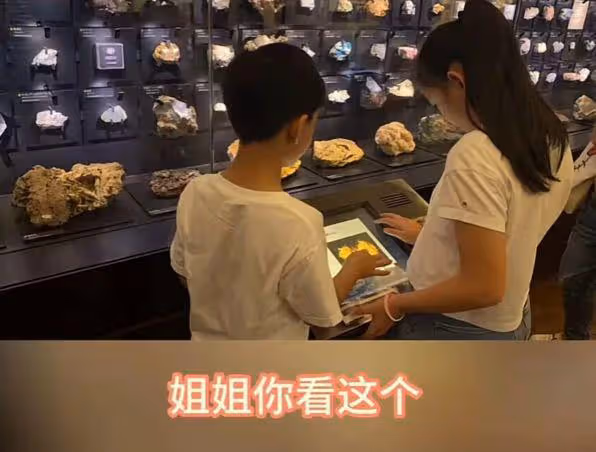 張蘭帶孫子去博物館,對著恐龍教汪希霖做龍的傳人,被吐槽沒文化