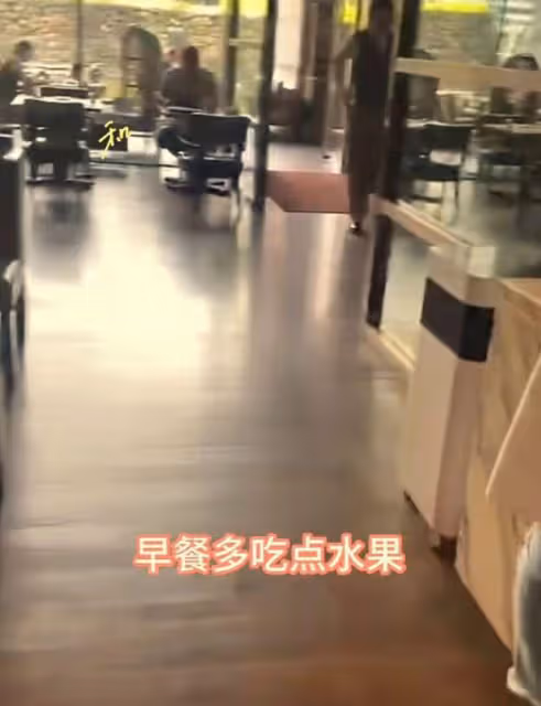 張蘭帶孫子去博物館,對著恐龍教汪希霖做龍的傳人,被吐槽沒文化