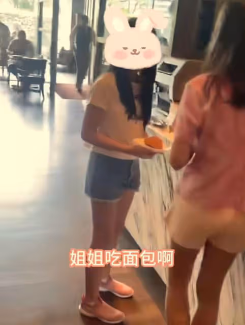 張蘭帶孫子去博物館,對著恐龍教汪希霖做龍的傳人,被吐槽沒文化