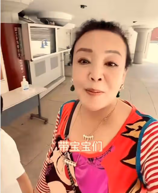 張蘭帶孫子去博物館,對著恐龍教汪希霖做龍的傳人,被吐槽沒文化