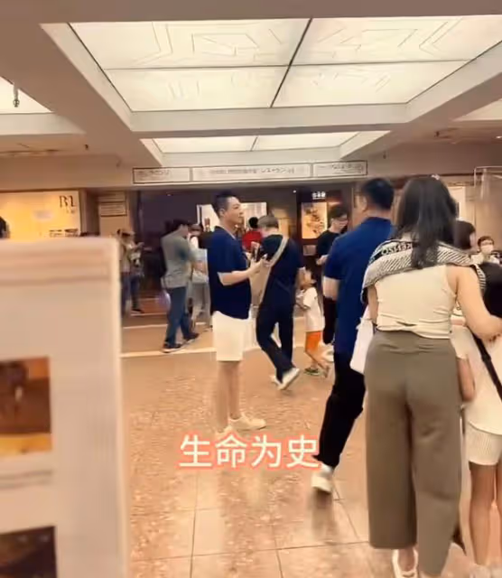 張蘭帶孫子去博物館,對著恐龍教汪希霖做龍的傳人,被吐槽沒文化