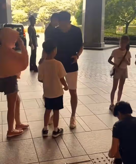 張蘭帶孫子去博物館,對著恐龍教汪希霖做龍的傳人,被吐槽沒文化