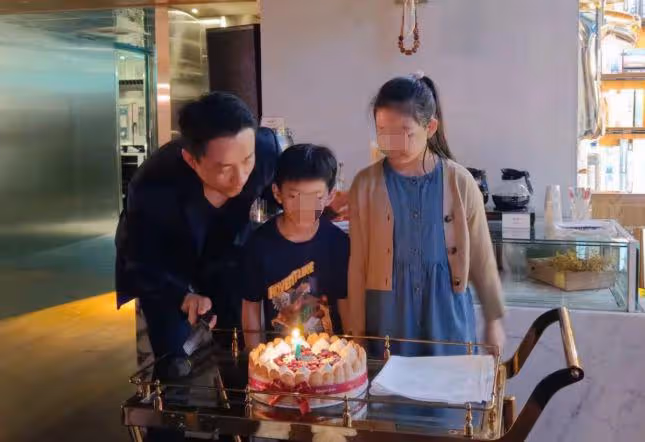 張蘭帶孫子去博物館,對著恐龍教汪希霖做龍的傳人,被吐槽沒文化